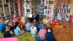 Pierwsza wizyta w bibliotece przedszkolaków z oddziału Wesołe Skrzaty